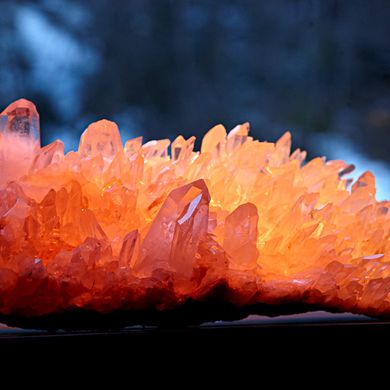Beleuchteter Bergkristall schimmert orange-golden