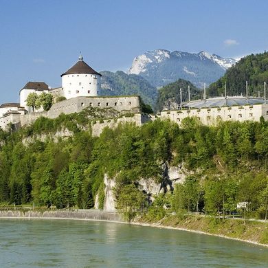 Sommerlicher Blick auf die Festung Kufstein