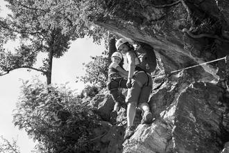 Junge Frau und Mädchen beim Aufstieg am Klettersteig Zimmereben