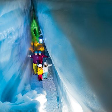 Familie bei der Besichtigung der Eishöhle am Hintertuxer Gletscher