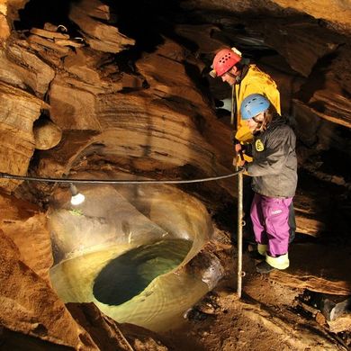 Besucher der Spannagelhöhle beim Blick in die Tiefe der Grotte 