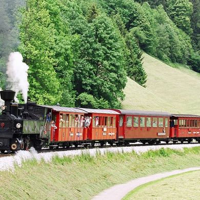 Dampfzug der Zillertalbahn unterwegs ins Tal