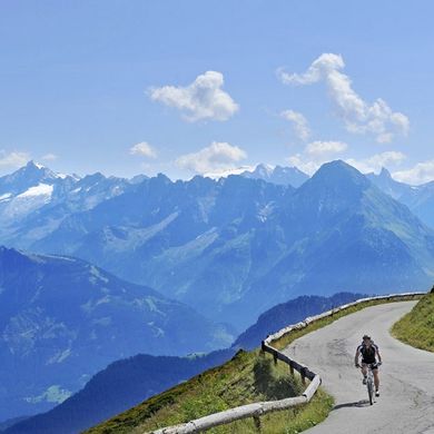 Mountainbiker unterwegs auf der Zillertaler Höhenstrasse
